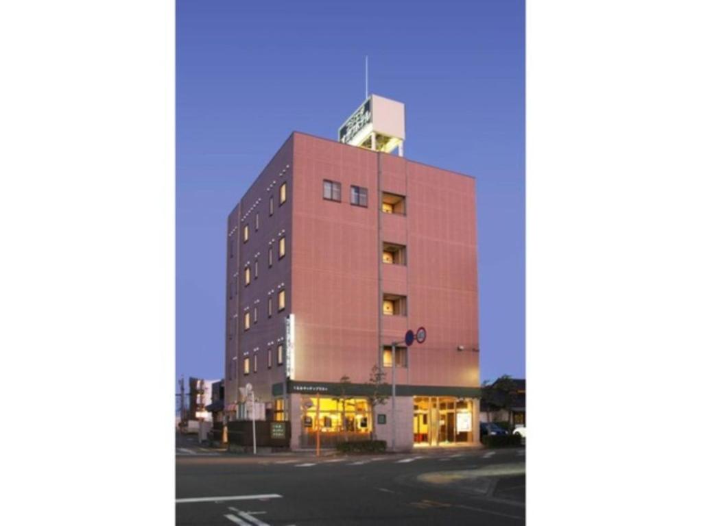een gebouw op een straat met een gebouw bij Fujieda Ogawa Hotel - Vacation STAY 29628v in Fujieda