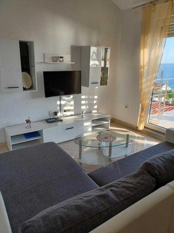 Televízia a/alebo spoločenská miestnosť v ubytovaní Apartmani Sunčev sjaj