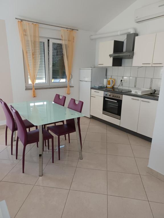 Kuchyňa alebo kuchynka v ubytovaní Apartmani Sunčev sjaj