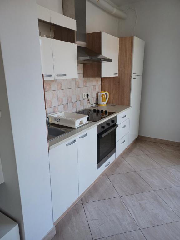 Kuchyňa alebo kuchynka v ubytovaní Apartmani Sunčev sjaj