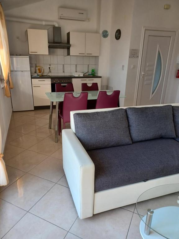 Kuchyňa alebo kuchynka v ubytovaní Apartmani Sunčev sjaj