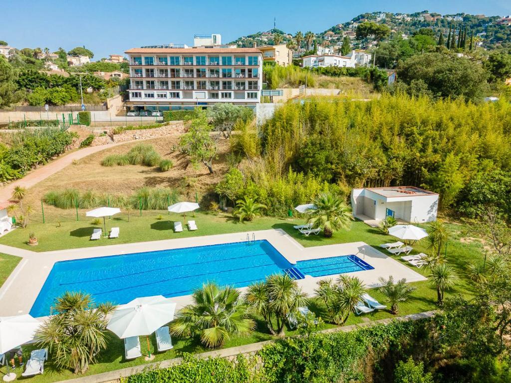 uma vista aérea de um resort com uma piscina em Apartamentos Costamar em Lloret de Mar