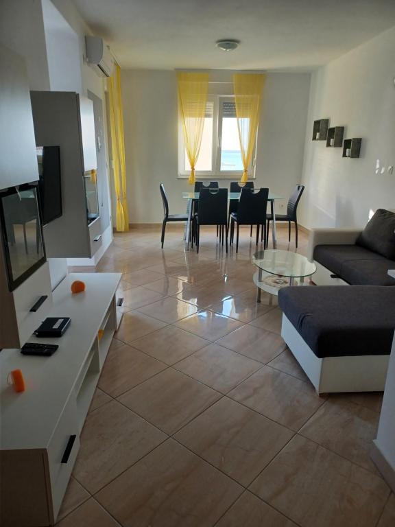 Televízia a/alebo spoločenská miestnosť v ubytovaní Apartmani Sunčev sjaj