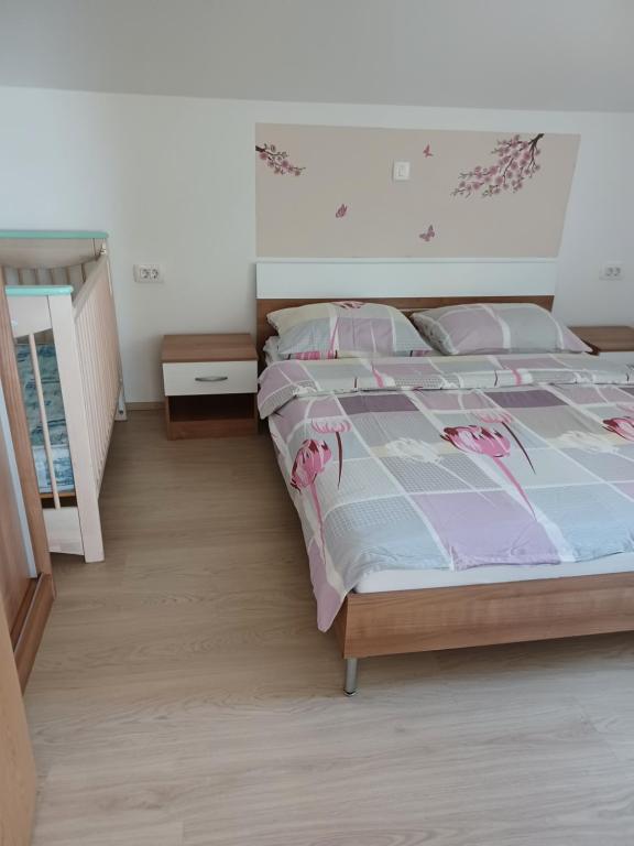 Posteľ alebo postele v izbe v ubytovaní Apartmani Sunčev sjaj