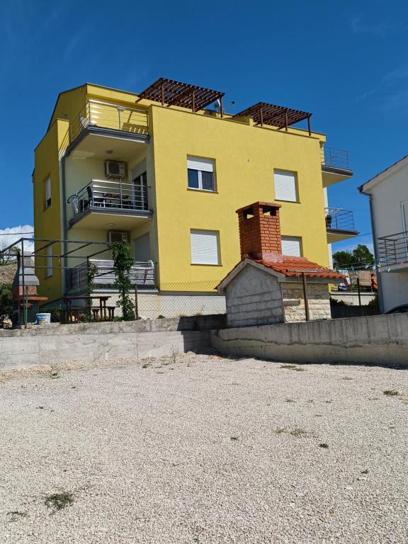 Budova, v ktorej sa apartmán nachádza
