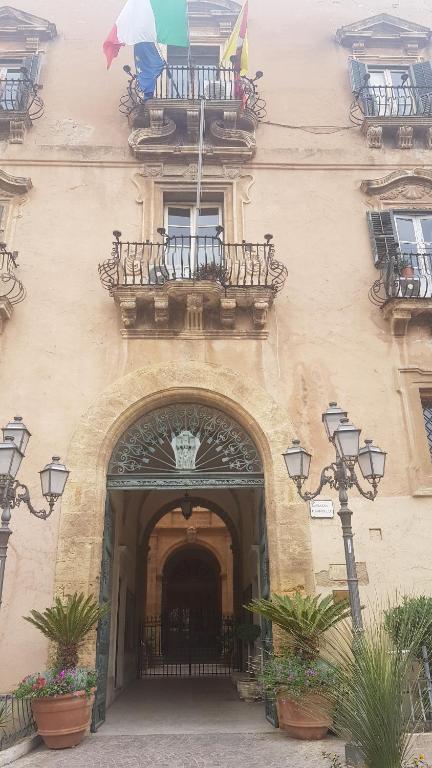 wejście do budynku z balkonem z parasolami w obiekcie Il Museo di Teresa piazza del Teatro centrale w mieście Agrigento