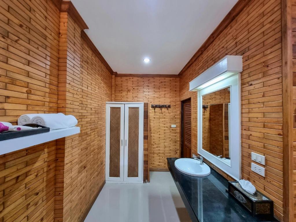 Koupelna v ubytování Phuvara Boutique Aonang