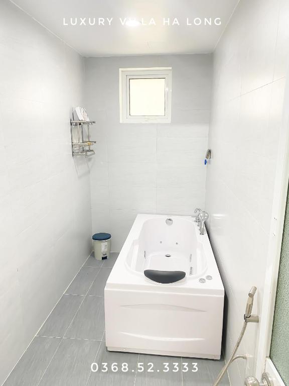 Postel nebo postele na pokoji v ubytování Luxury Villa Ha Long