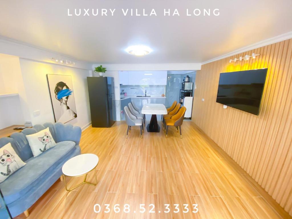 TV a/nebo společenská místnost v ubytování Luxury Villa Ha Long