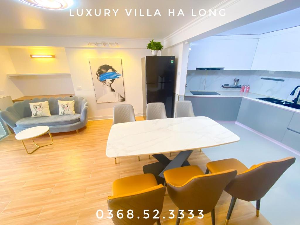 ハロンにあるLuxury Villa Ha Longのキッチン、リビングルーム(テーブル、椅子付)