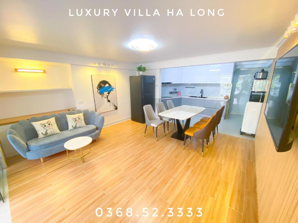 TV a/nebo společenská místnost v ubytování Luxury Villa Ha Long