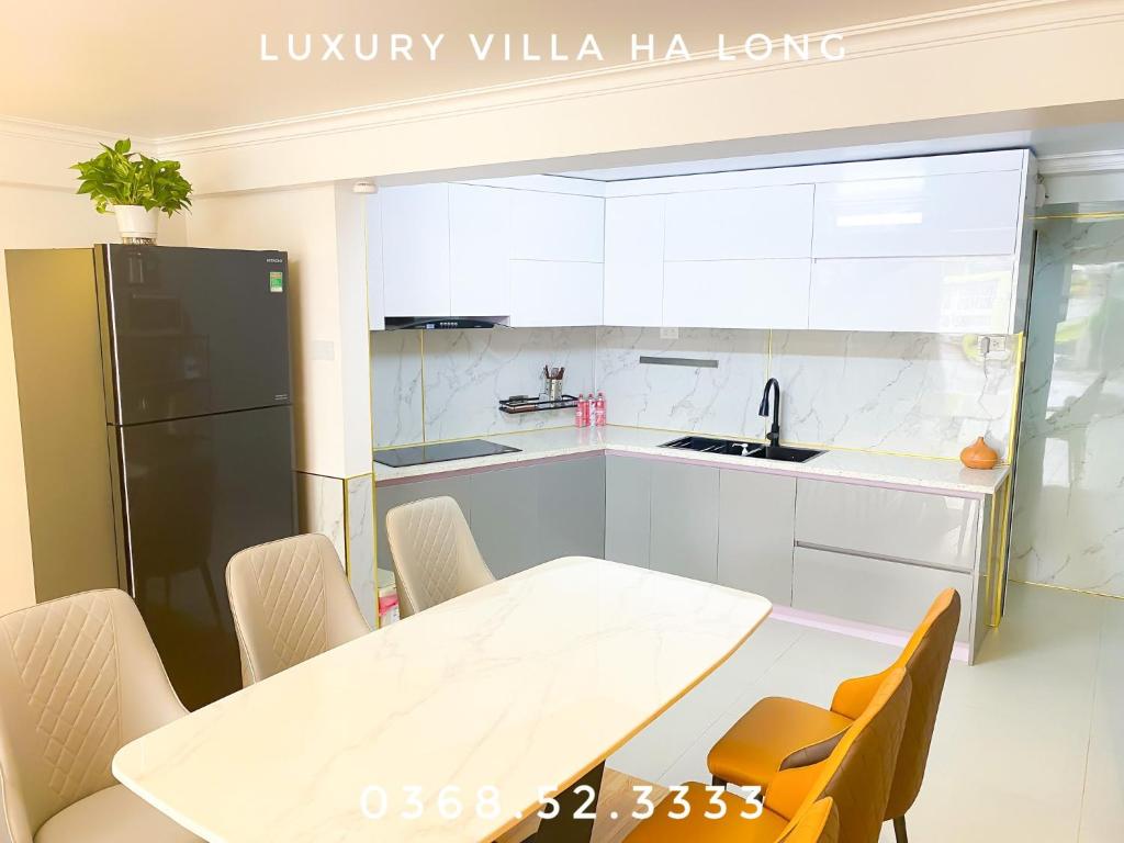 Kuchyň nebo kuchyňský kout v ubytování Luxury Villa Ha Long