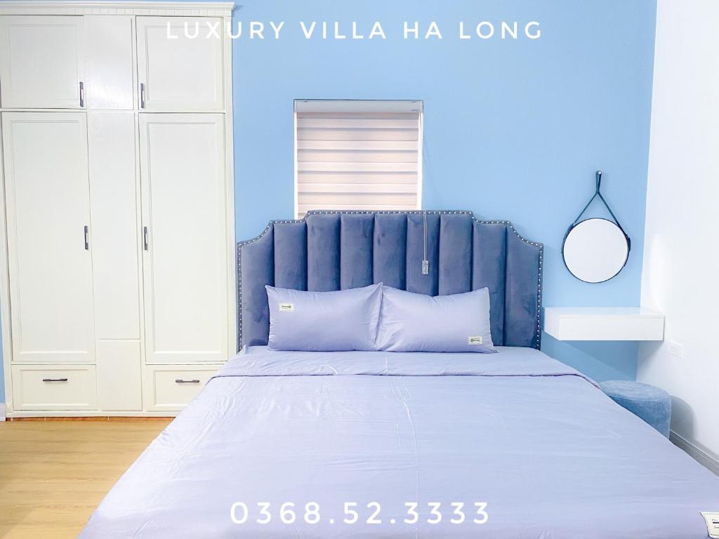 Postel nebo postele na pokoji v ubytování Luxury Villa Ha Long