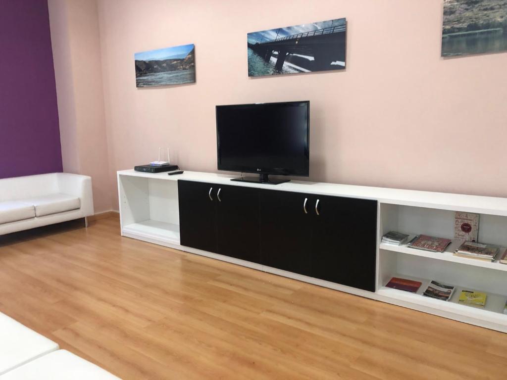 Una televisión o centro de entretenimiento en Tres Estrellas Camí de Sirga Mequinenza