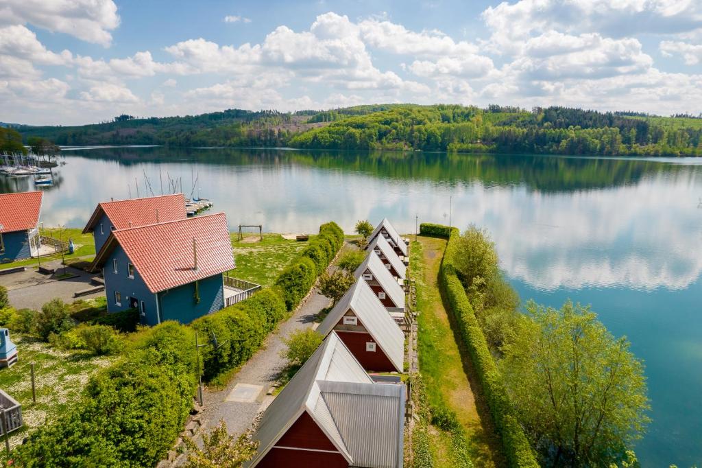 een luchtzicht op een meer met huizen bij Nordic Ferienpark Sorpesee in Sundern