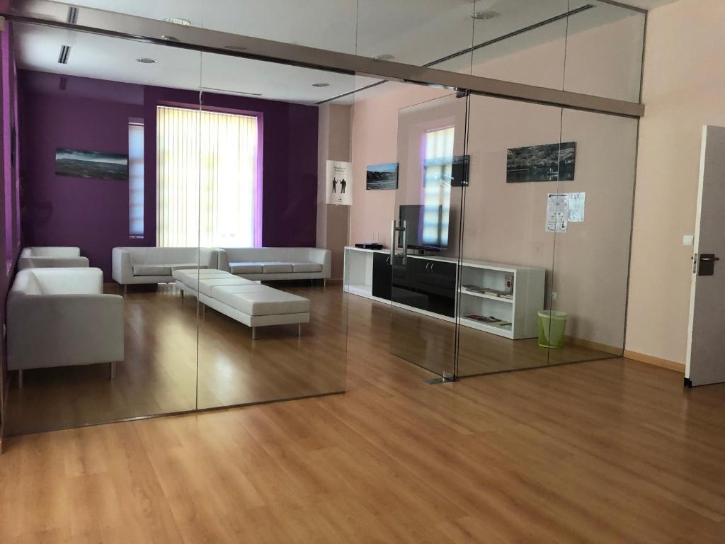 sala de estar con una gran pared de cristal en Tres Estrellas Camí de Sirga Mequinenza, en Mequinenza