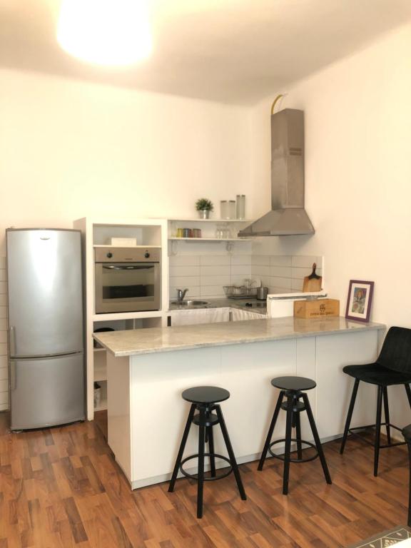 Kuchyň nebo kuchyňský kout v ubytování Lovely apartment for 2- Center Downtown