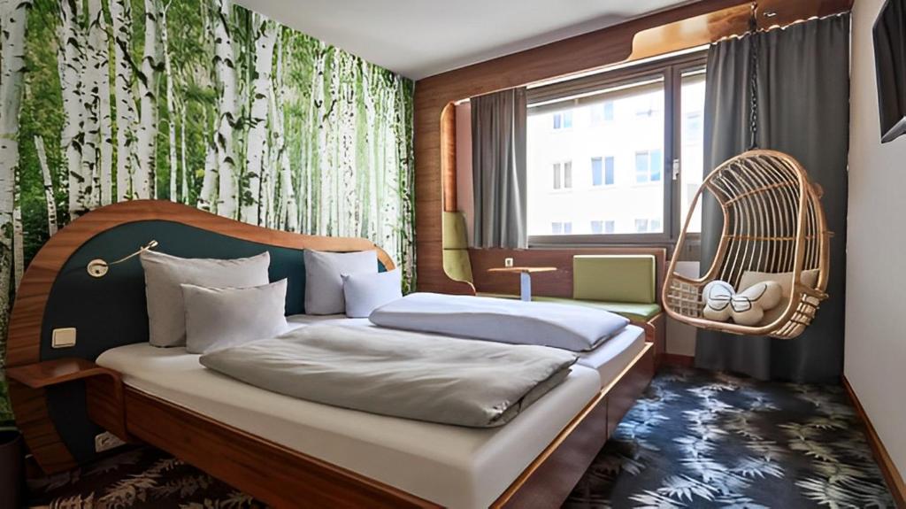 um quarto com uma cama e uma cadeira de vime em Cocoon Stachus em Munique