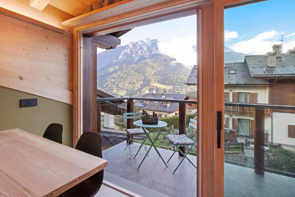 a room with a view of a mountain through a window at Aria di Casa Reit in Valdisotto