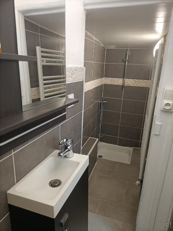 Kúpeľňa v ubytovaní Studio chaleureux - Centre ville de Caen