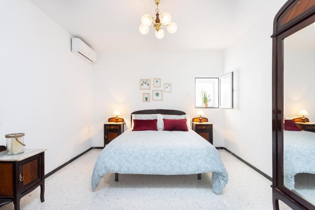 1 dormitorio con 1 cama y 2 mesitas de noche en Casa Maruca with Roque Nublo view, en Tejeda