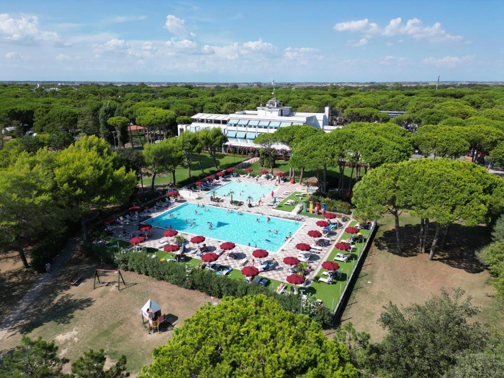una vista aérea de una piscina con sillas y sombrillas en Il Tridente Camping Village, en Bibione