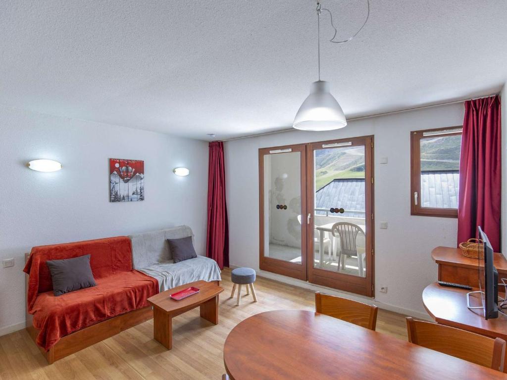 un salon avec un canapé et une table dans l'établissement Studio cabine, piscine couverte et fitness, parking, proche pistes, calme, terrasse exposée sud - FR-1-404-302, à La Mongie