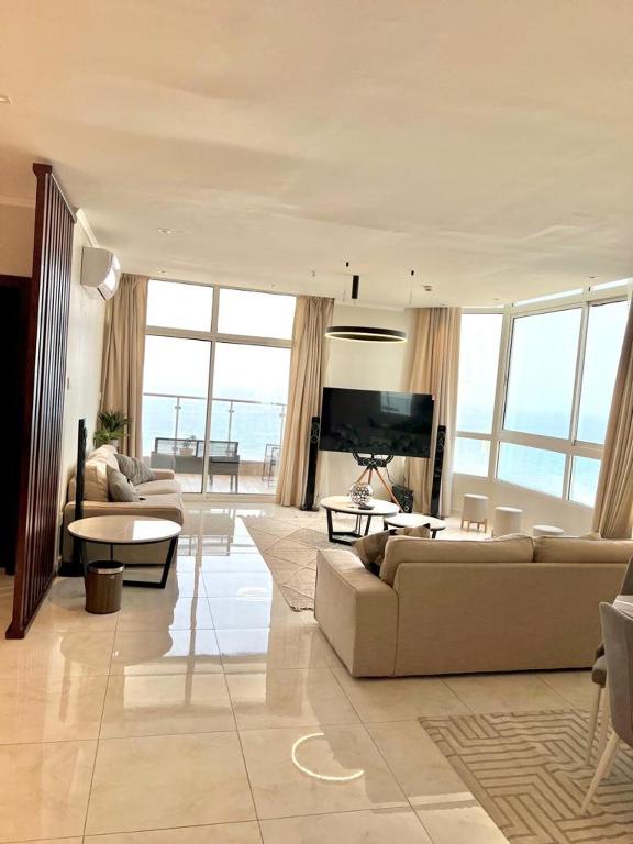 Hotel شقة فاخرة vip مطلة على البحر برج المسارات, a large living room with couches and a television at شقة فاخرة vip مطلة على البحر برج المسارات in Jeddah