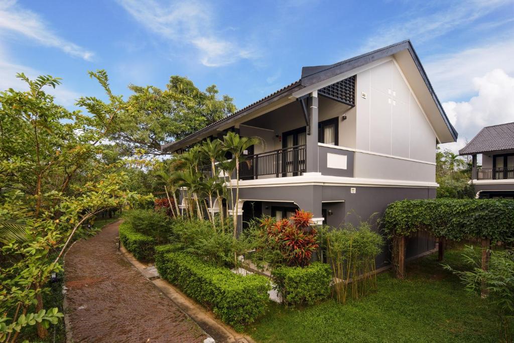 een afbeelding van een huis met een tuin bij Da Nang Mikazuki Japanese Villas & Spa in Da Nang