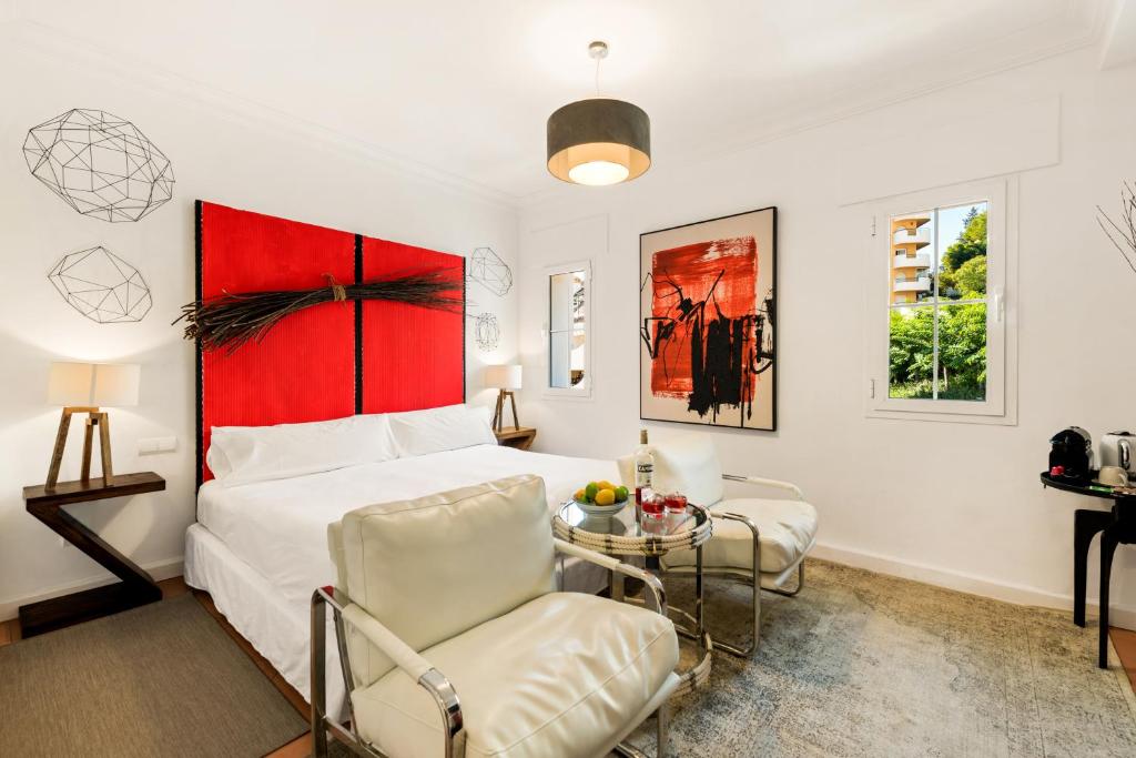 A bed or beds in a room at Molo Luxury Suites Puerto Banus