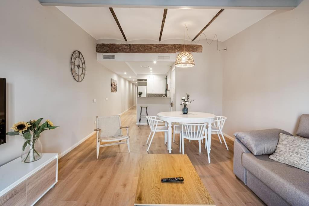 een woonkamer met een tafel en een bank bij Apartamentos Centricos en Tarragona in Tarragona