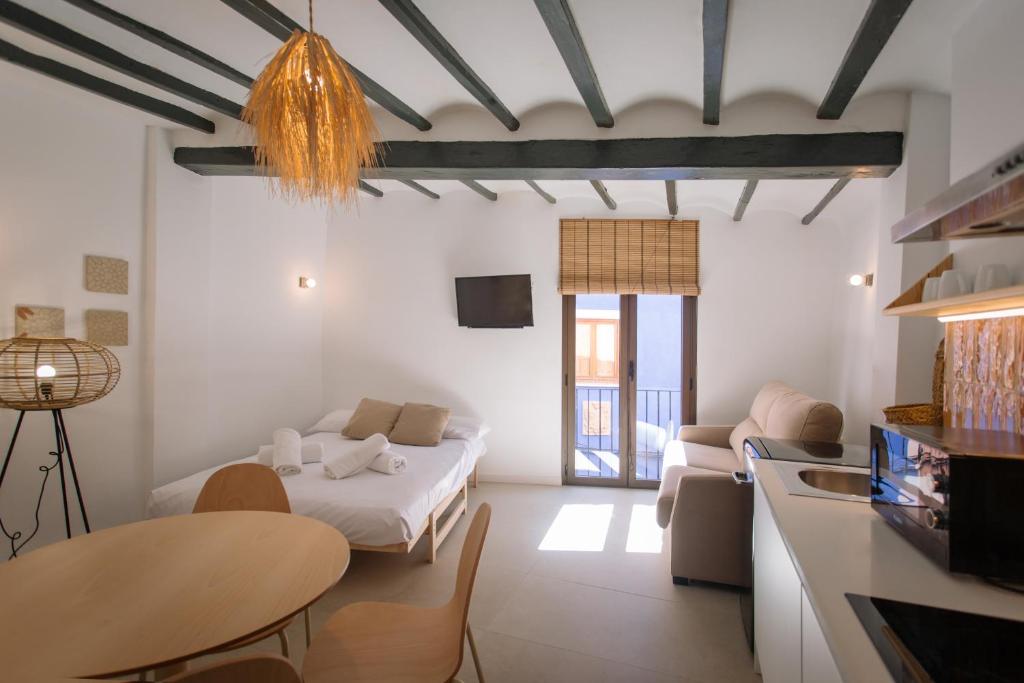 a living room with a bed and a kitchen at Mayor 36 by Seaward Suites in Villajoyosa