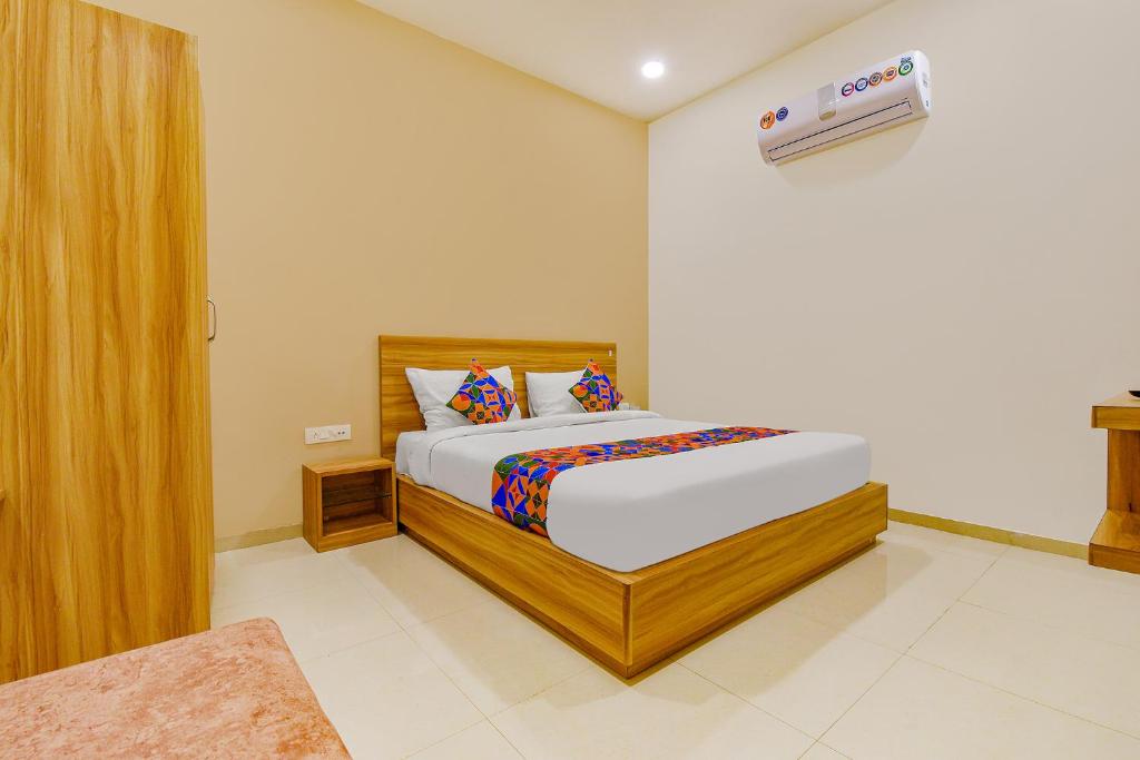 1 dormitorio con 1 cama y aire acondicionado en FabHotel Prime Oxus, en Jaipur