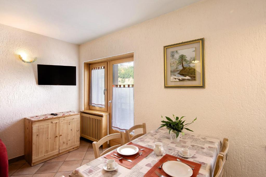 Televízia a/alebo spoločenská miestnosť v ubytovaní Residence Attila Panorama
