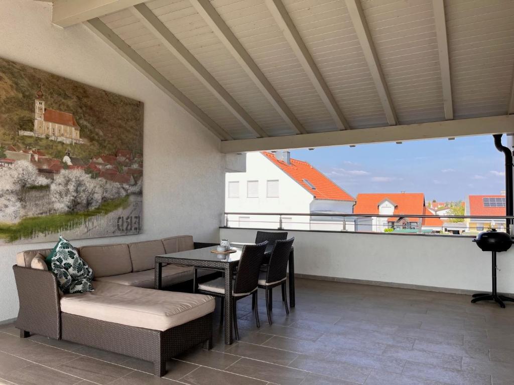 un soggiorno con divano e tavolo di Apartment Fuchs - DON161 by Interhome a Donnerskirchen