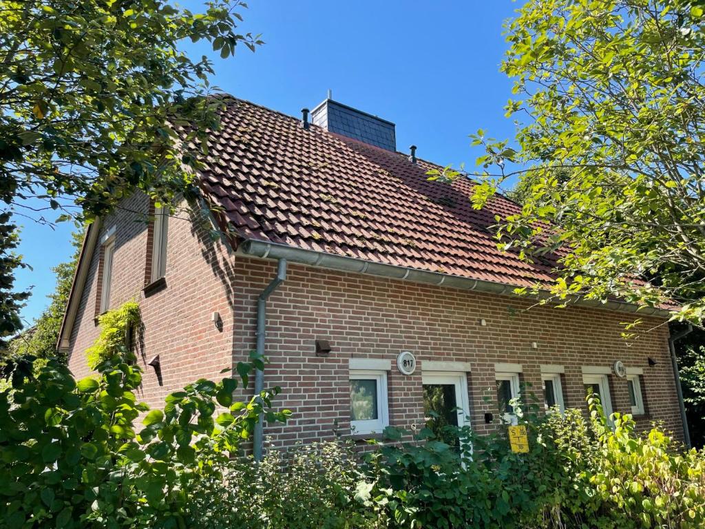 ein altes Backsteinhaus mit Kamin auf dem Dach in der Unterkunft Holiday Home Tossens-4 by Interhome in Tossens