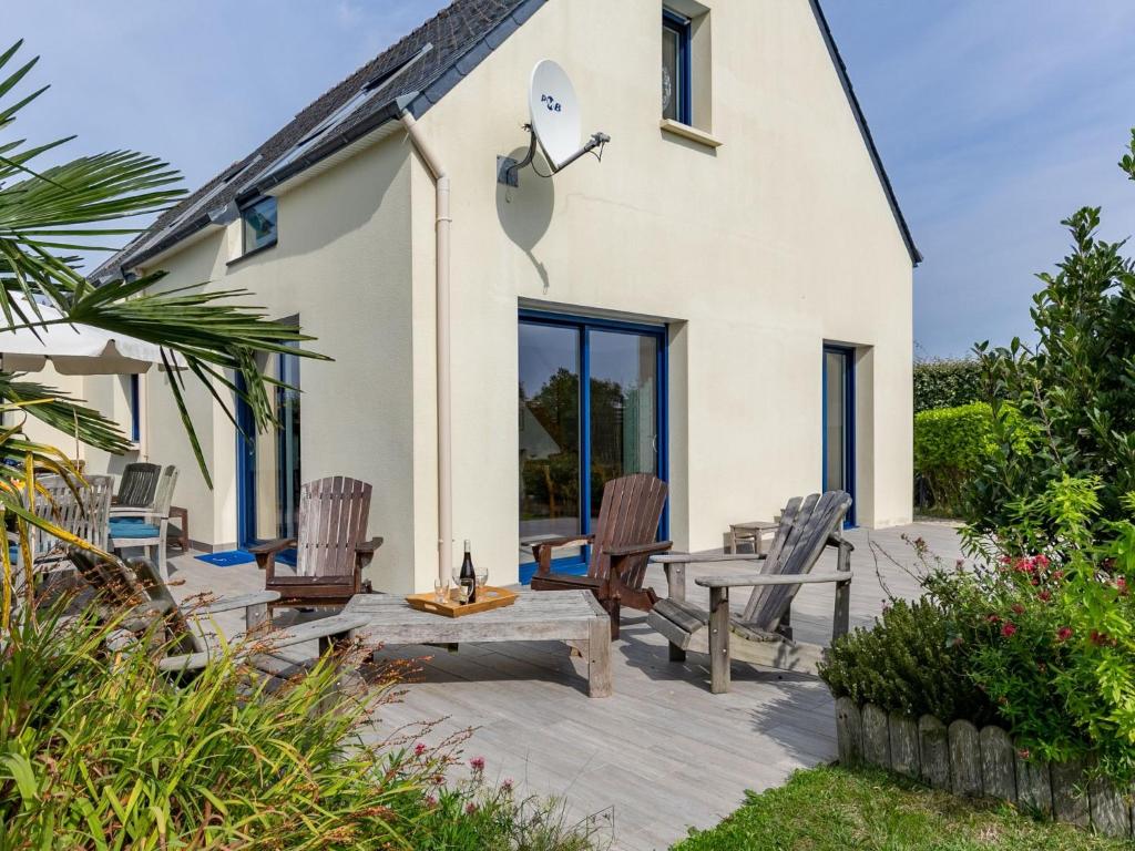 un patio frente a una casa con sillas y mesa en Holiday Home Ker Simor Ty Mer by Interhome, en Kerlouan
