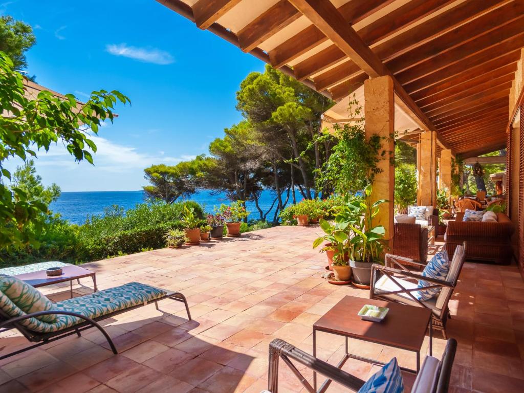 Villa Finca L'Embat - DLP100 by Interhome في سون سيرفيرا: فناء خارجي مطل على المحيط