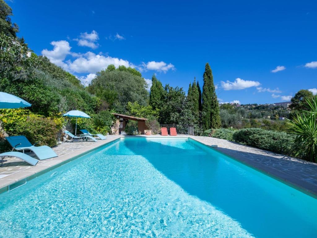una piscina con acqua blu in una villa di Villa La Garance by Interhome a Grasse