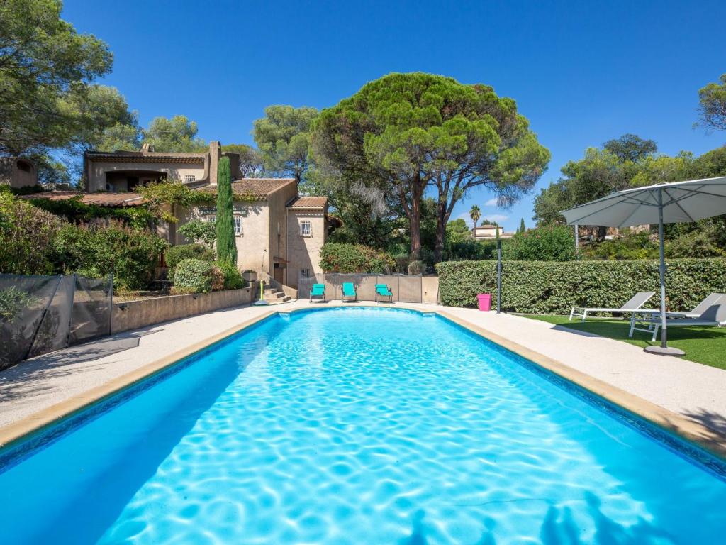 une piscine dans l'arrière-cour d'une maison dans l'établissement Holiday Home Alsabreizh by Interhome, à Saint-Raphaël
