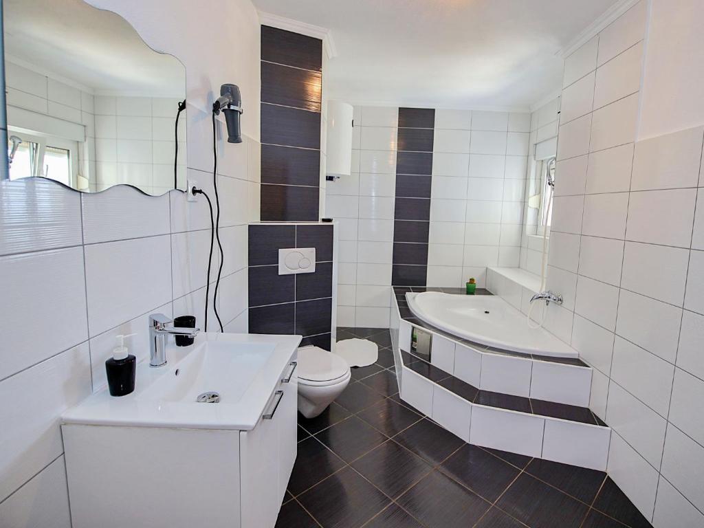 Kúpeľňa v ubytovaní Apartment Anđa-3 by Interhome