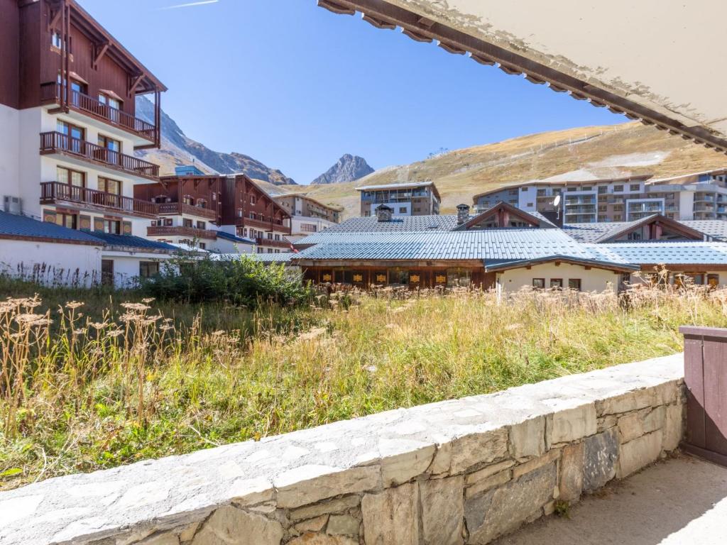 - une vue sur la ville depuis la rue dans l'établissement Apartment Chalet Club - Val Claret-1 by Interhome, à Tignes