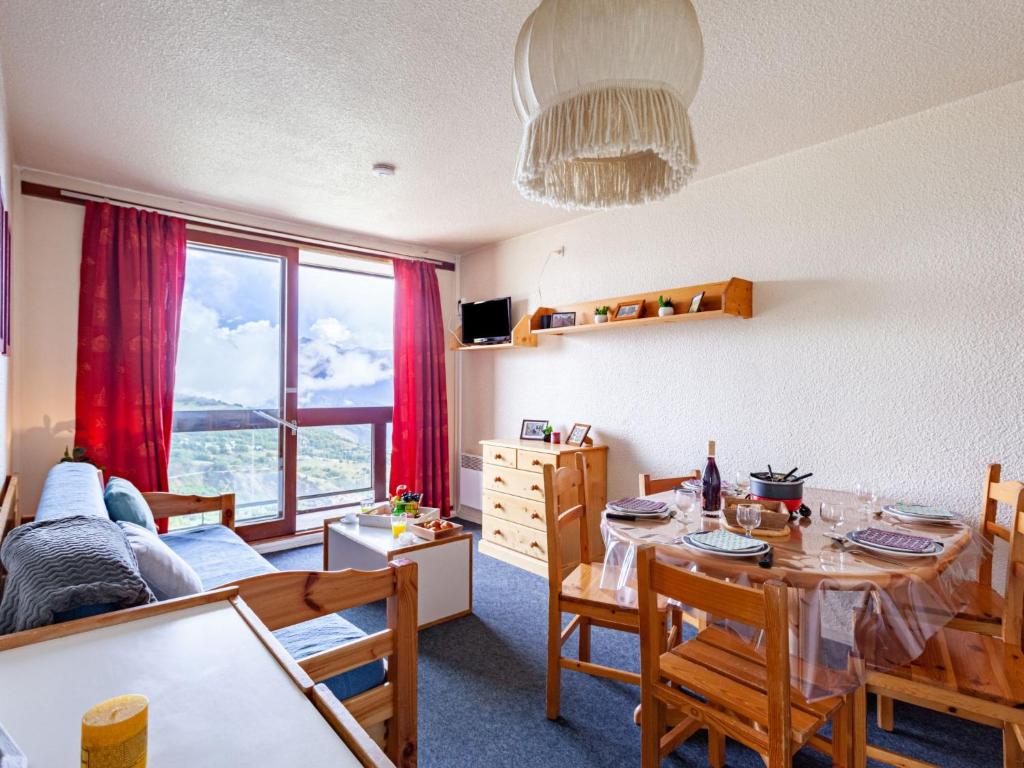 un salon avec une table et une salle à manger dans l'établissement Apartment Lunik Orion-17 by Interhome, au Corbier