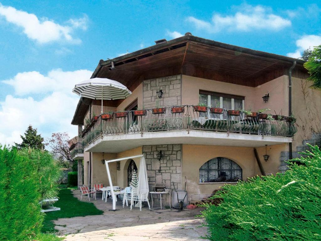 波爾托瓦爾特拉瓦利亞的住宿－Holiday Home Bramati by Interhome，房屋设有带桌椅的阳台