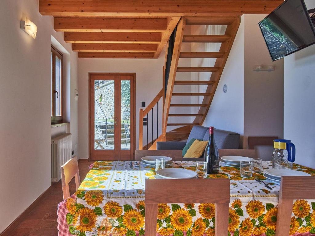 jadalnia ze stołem i słonecznikami w obiekcie Holiday Home Residenza La Sassicaia by Interhome w mieście Dongo