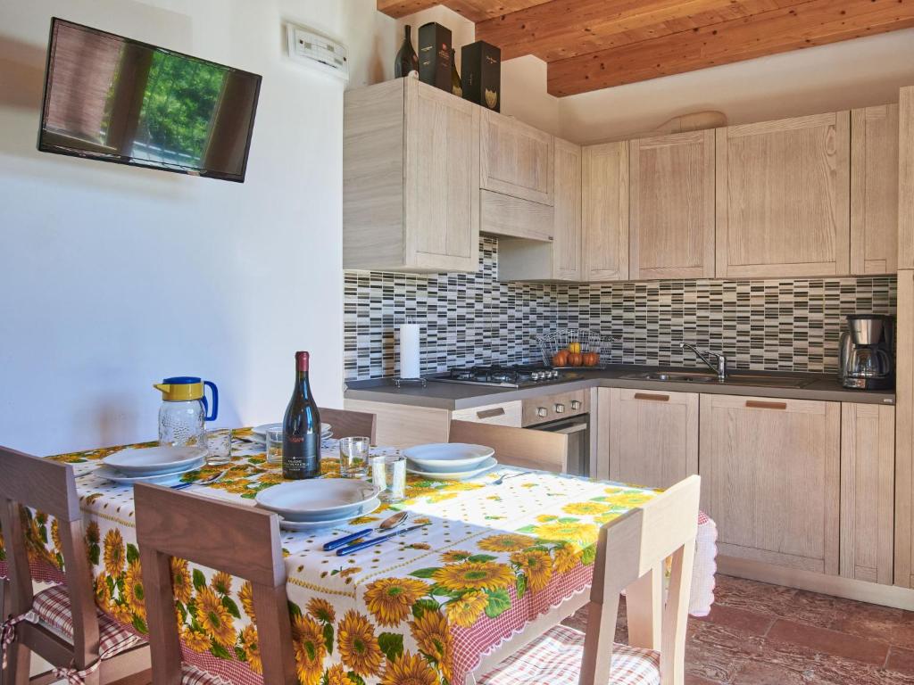 Kuchnia lub aneks kuchenny w obiekcie Holiday Home Residenza La Sassicaia by Interhome