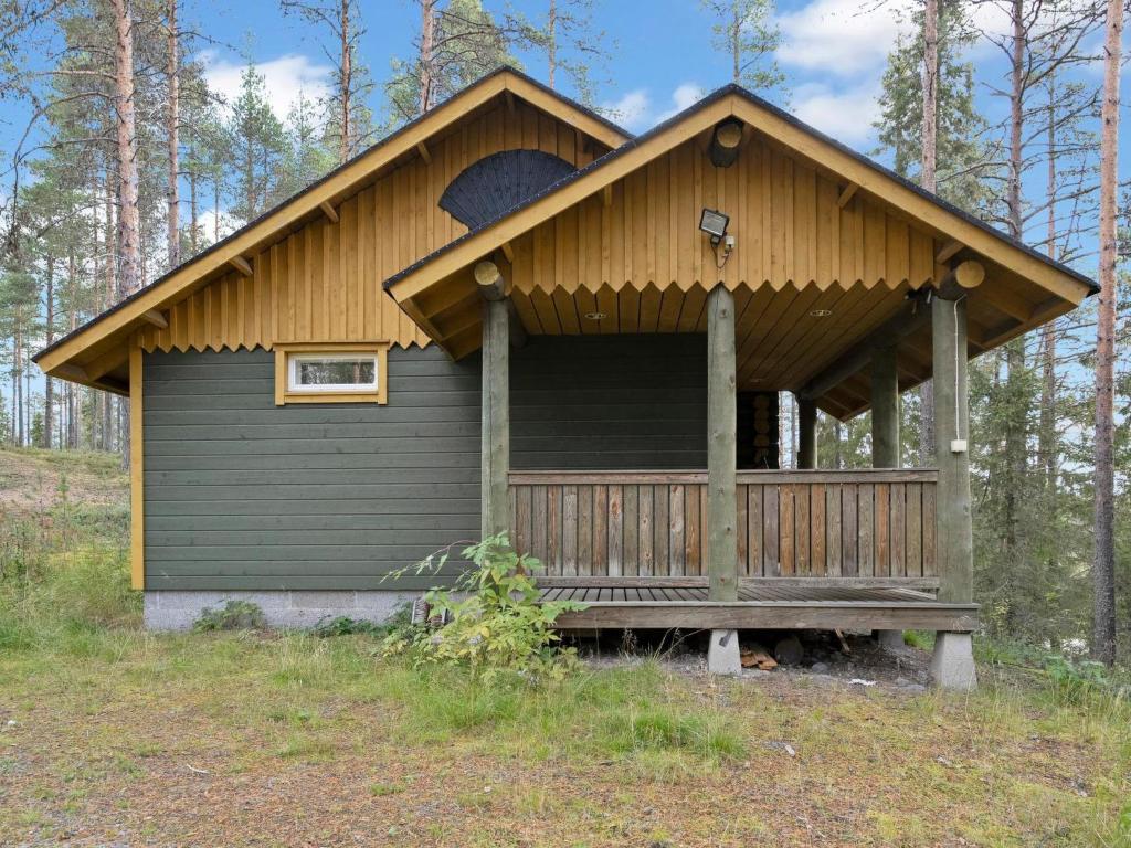 NissiにあるHoliday Home Metsämaja by Interhomeの屋根付きの小屋