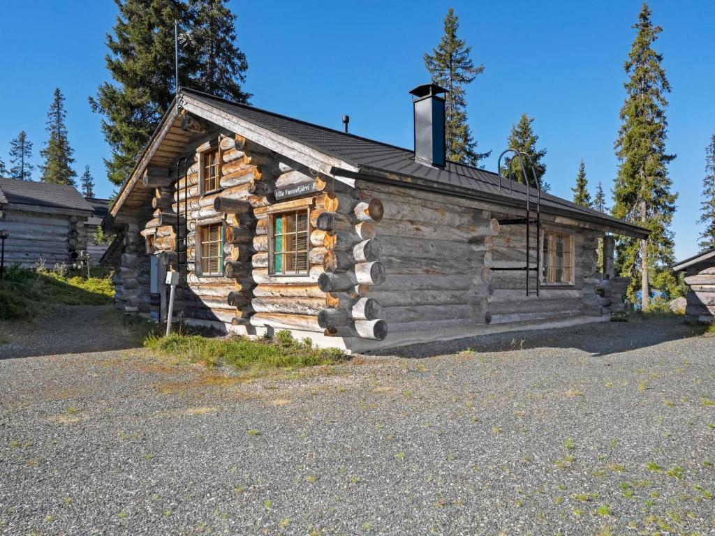 drewniany domek siedzący po stronie drogi w obiekcie Holiday Home Villa vuosselinjärvi by Interhome w mieście Ruka