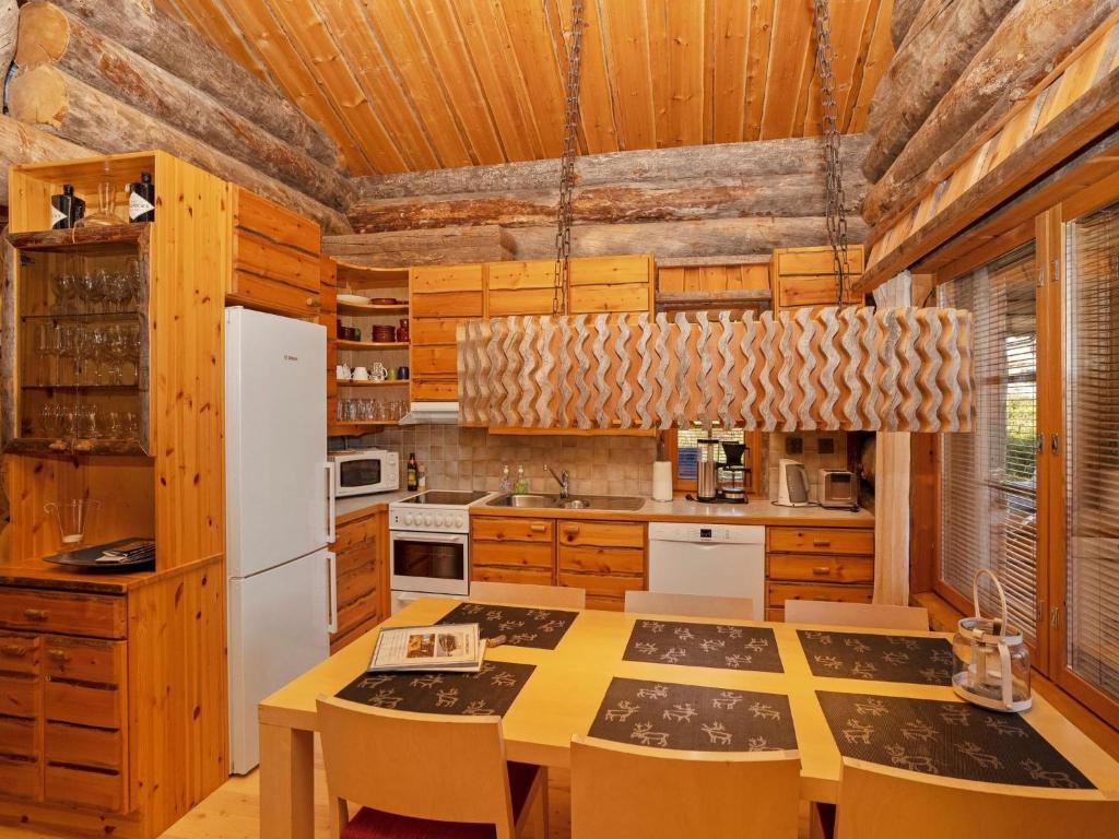 Kuchyň nebo kuchyňský kout v ubytování Holiday Home Villa vuosselinjärvi by Interhome