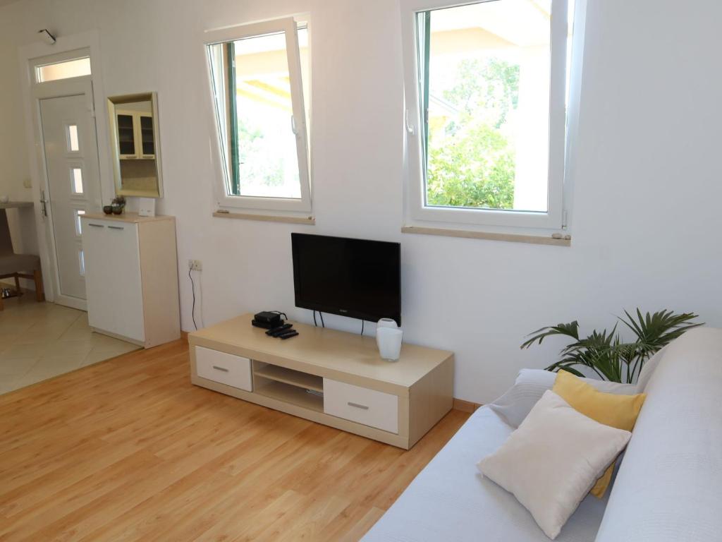Televízia a/alebo spoločenská miestnosť v ubytovaní Holiday Home Lorenzo by Interhome